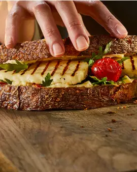 SÁNDWICH DE HALLOUMI Y TOMATE