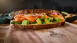 SANDWICH MET ZALM EN AVOCADO