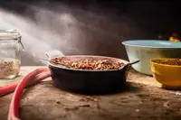 Ένα μπολ με θρυμματισμένο ραβέντι